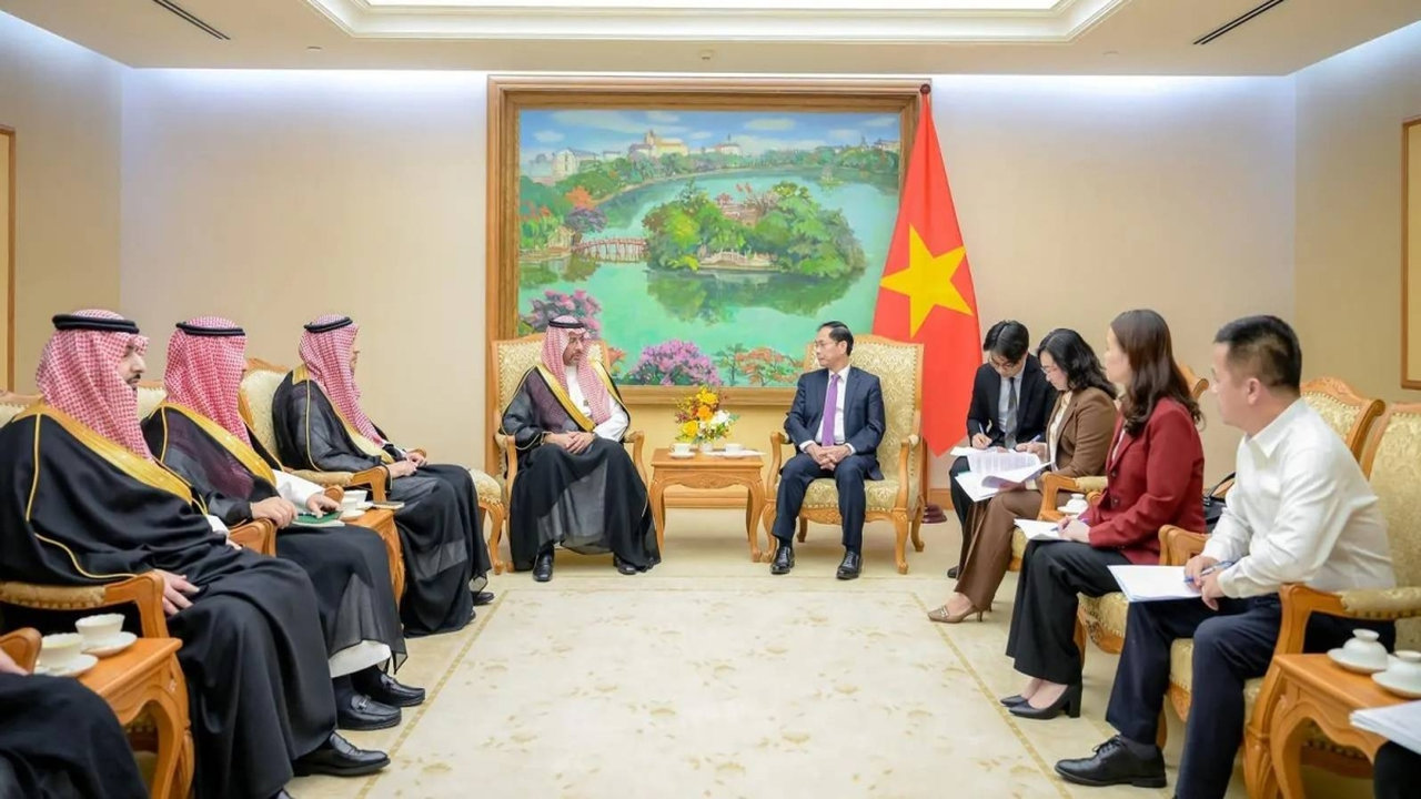 وزير الصناعة يعود من فيتنام باتفاقيات تاريخية تفتح آفاقاً جديدة للتعاون